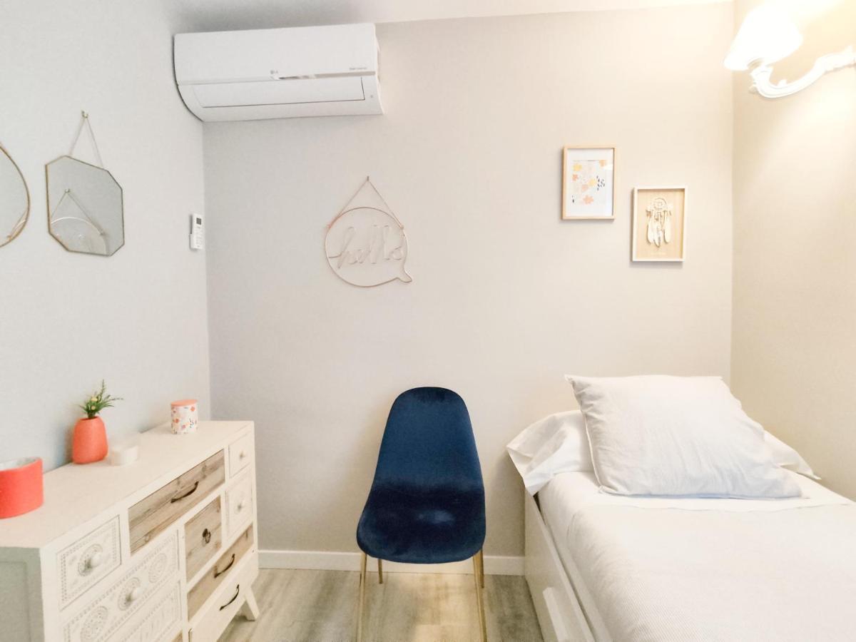 80s Loft Vintage 15' Malaga Airport Free Guest Parking Apartment