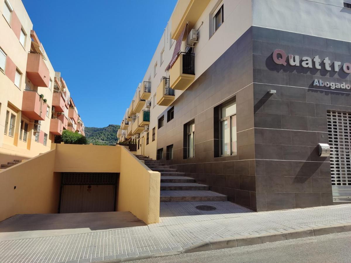 Apartment 80s Loft Vintage 15' Malaga Airport Free Guest Parking