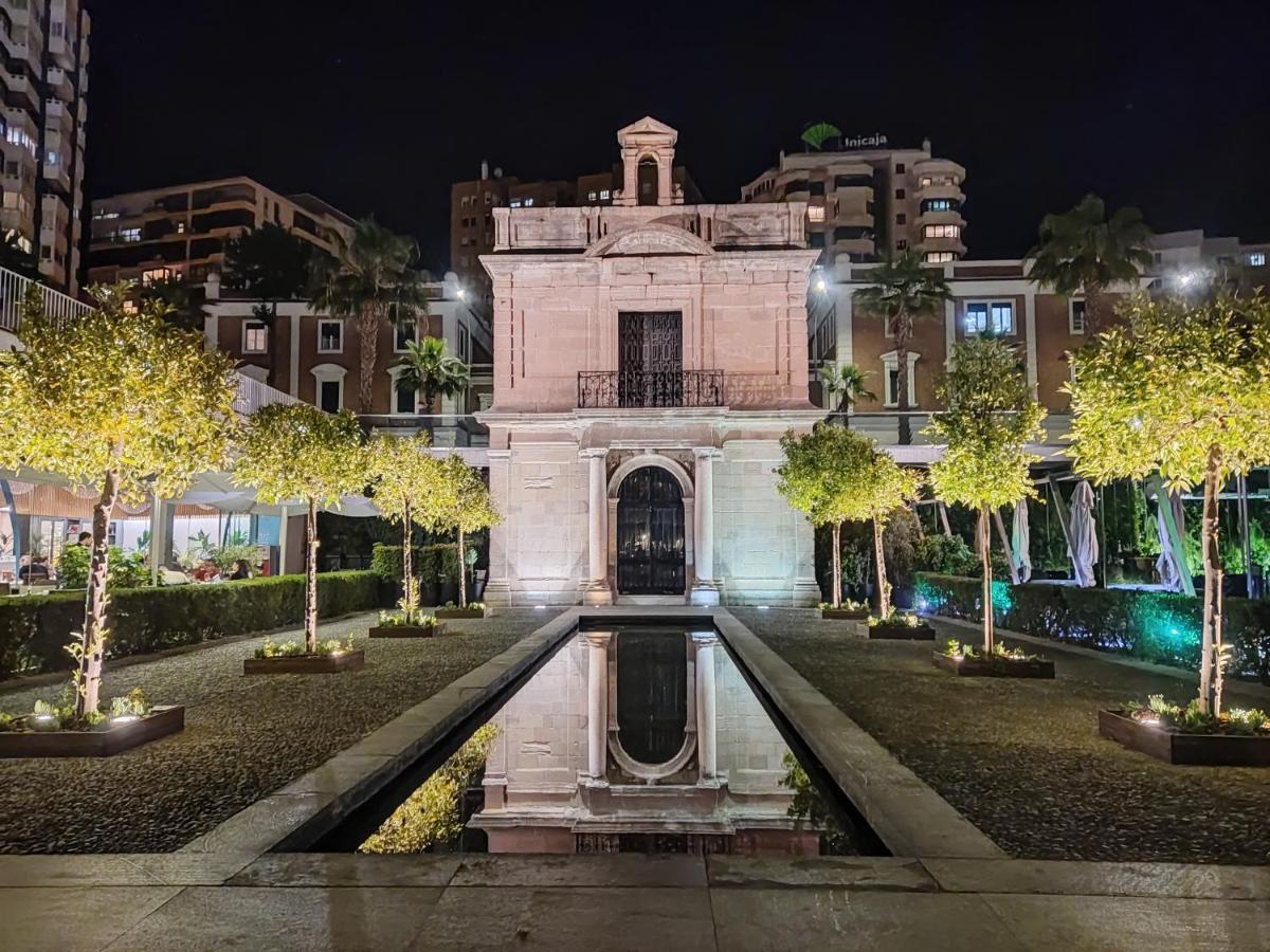 Apartment 80s Loft Vintage 15' Malaga Airport Free Guest Parking