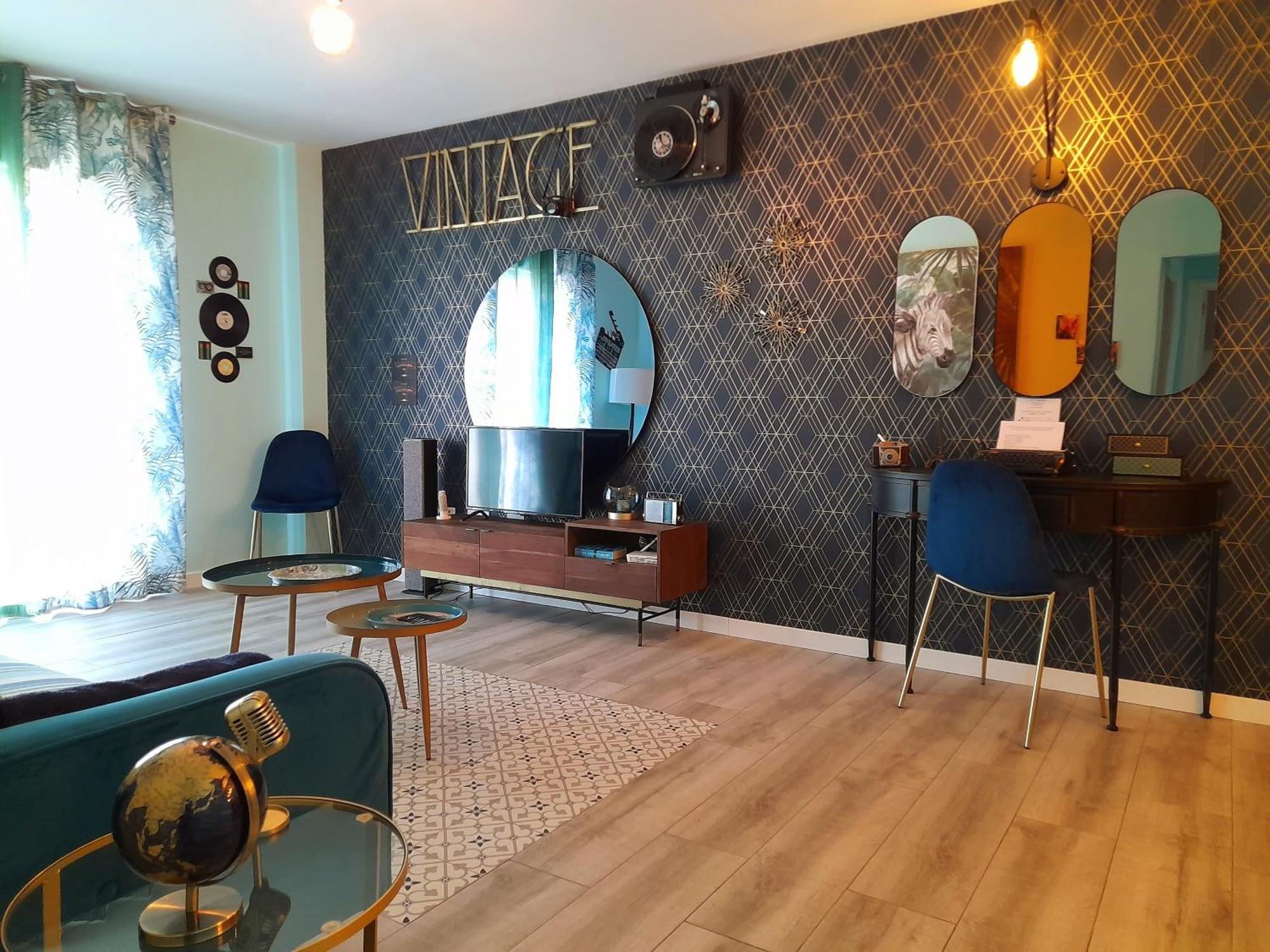 Apartment 80s Loft Vintage 15' Malaga Airport Free Guest Parking Alhaurin de la Torre