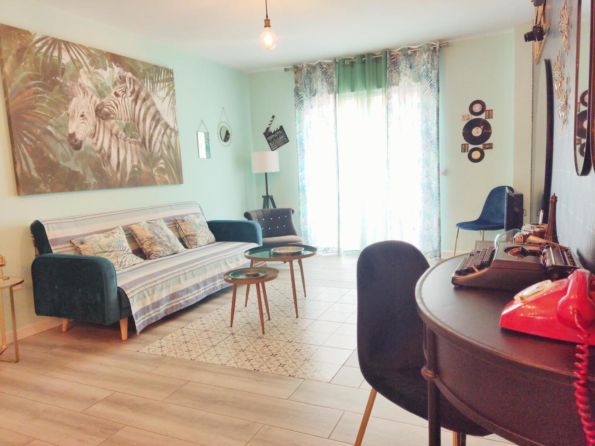 80s Loft Vintage 15' Malaga Airport Free Guest Parking Apartment