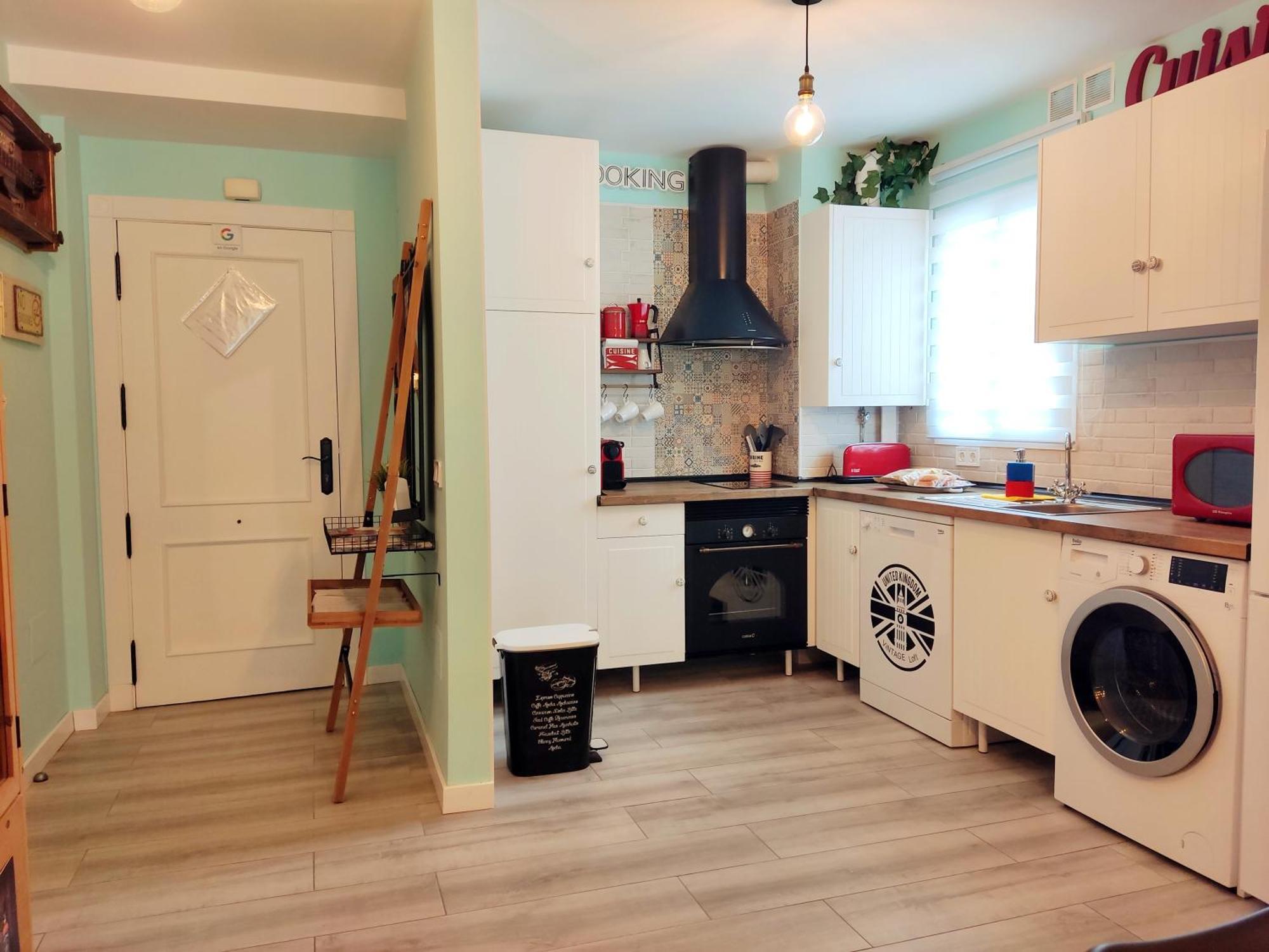 80s Loft Vintage 15' Malaga Airport Free Guest Parking Apartament